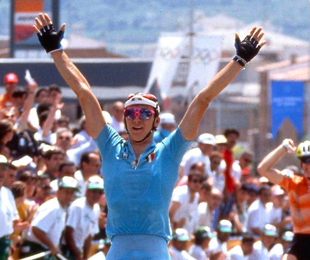 Ciclista che celebra la vittoria